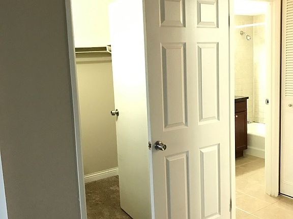 4th image of 580 Lawrence Ave APT 305