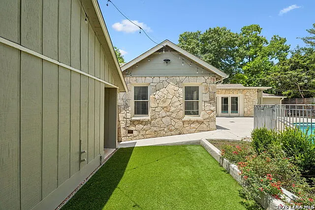 102 Nacogdoches Rd — Photo 28