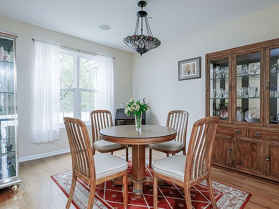 5th image of 318 Broadmoor Ln