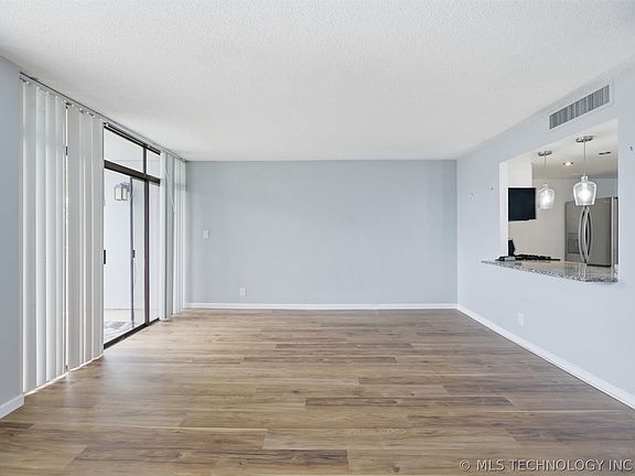 4th image of 410 W 7th St APT 222D
