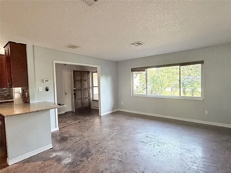 912 Carvell Dr — Photo 4