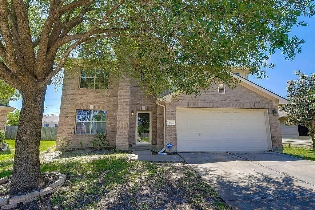 4 bed, 2.5 bath, 2840 sqft, $2,295 — Photo 1