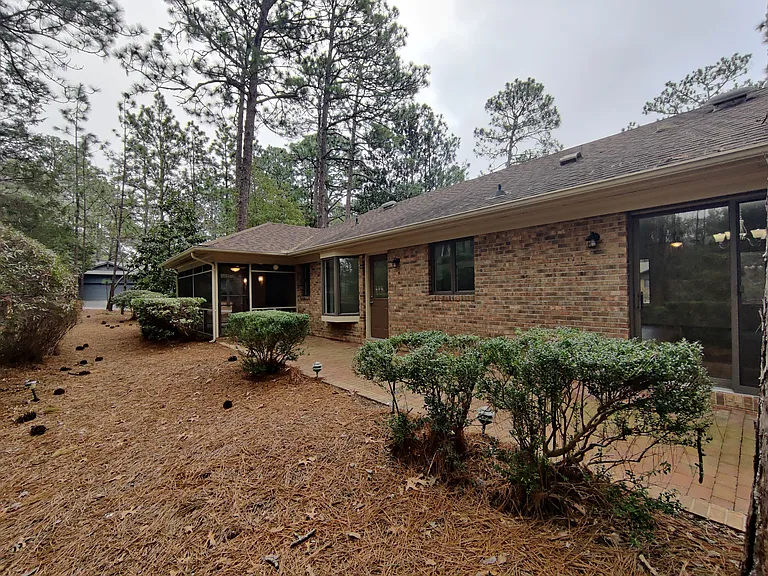 45 SW Lake Forest Dr — Photo 4