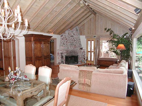 Huge Great Room with vaulted ceilings