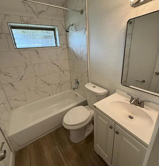 815 Dundas Ct — Photo 3