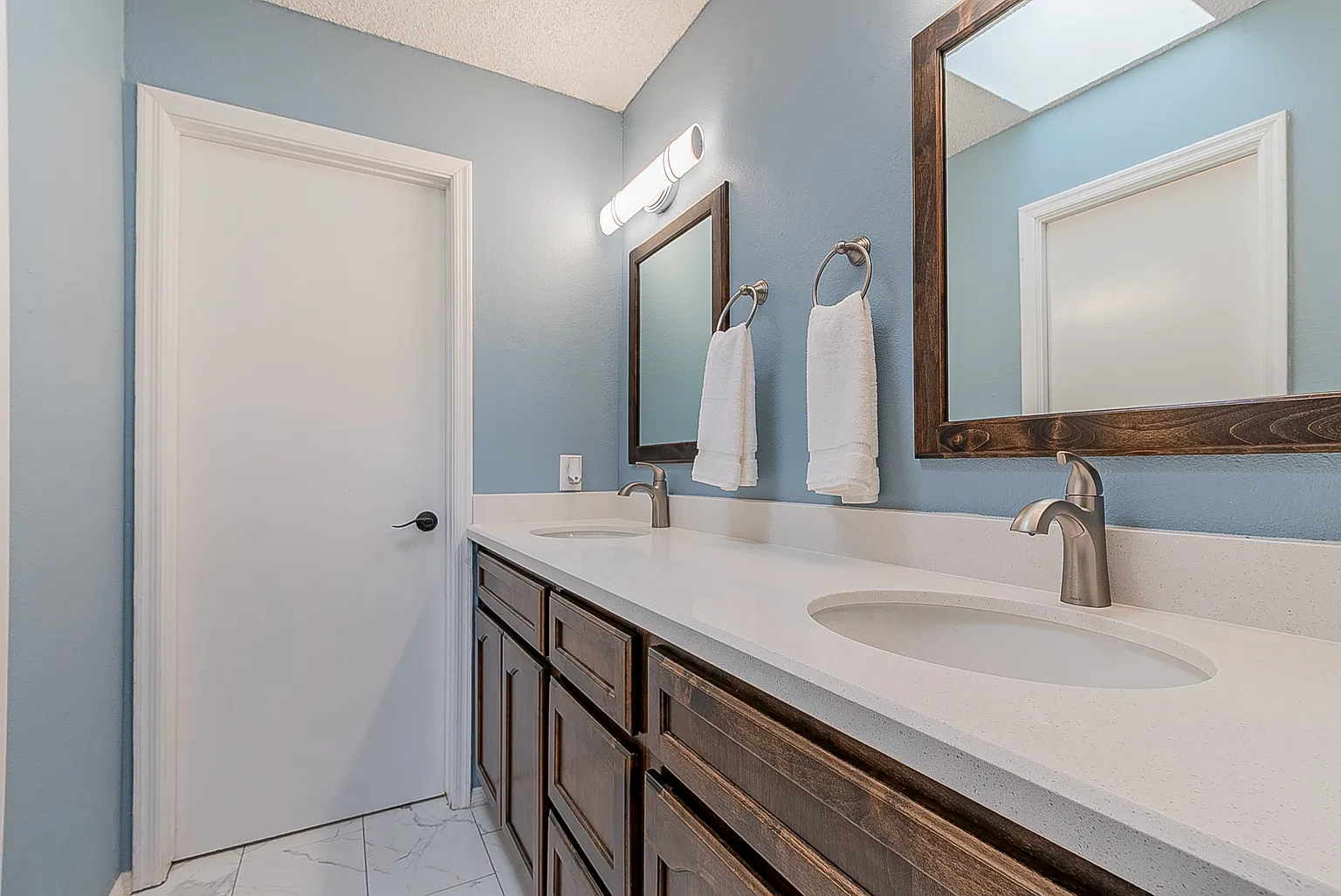 $1,650 a month Fully Furnished Rental! — Photo 2