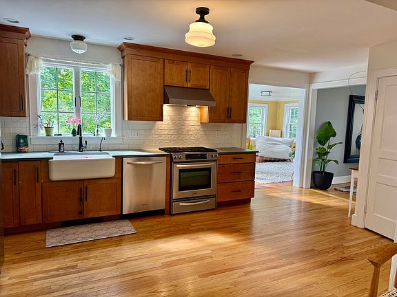 2nd image of 40 Stonybrook Road