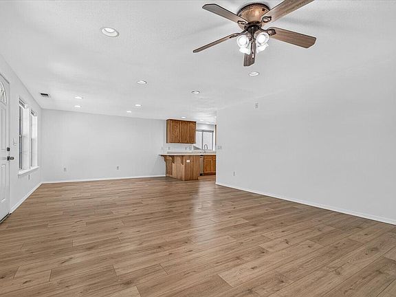 5th image of 372 Sandi Way