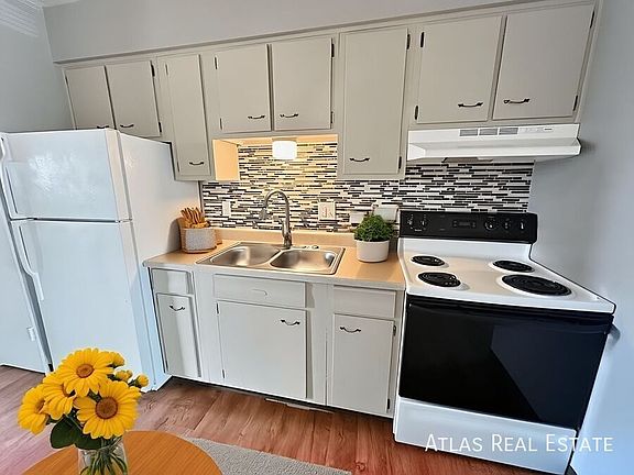 3rd image of 1931 Henderson Ave APT 8
