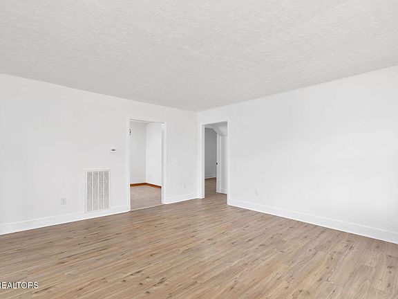 5th image of 127 Jones St