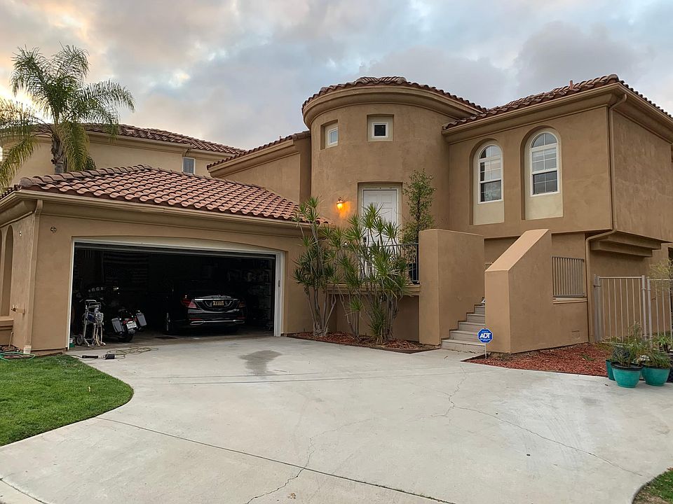 front of home with 2 car garage