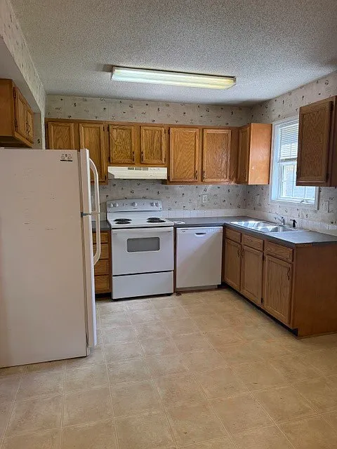 173 Victoria Court - A — Photo 3