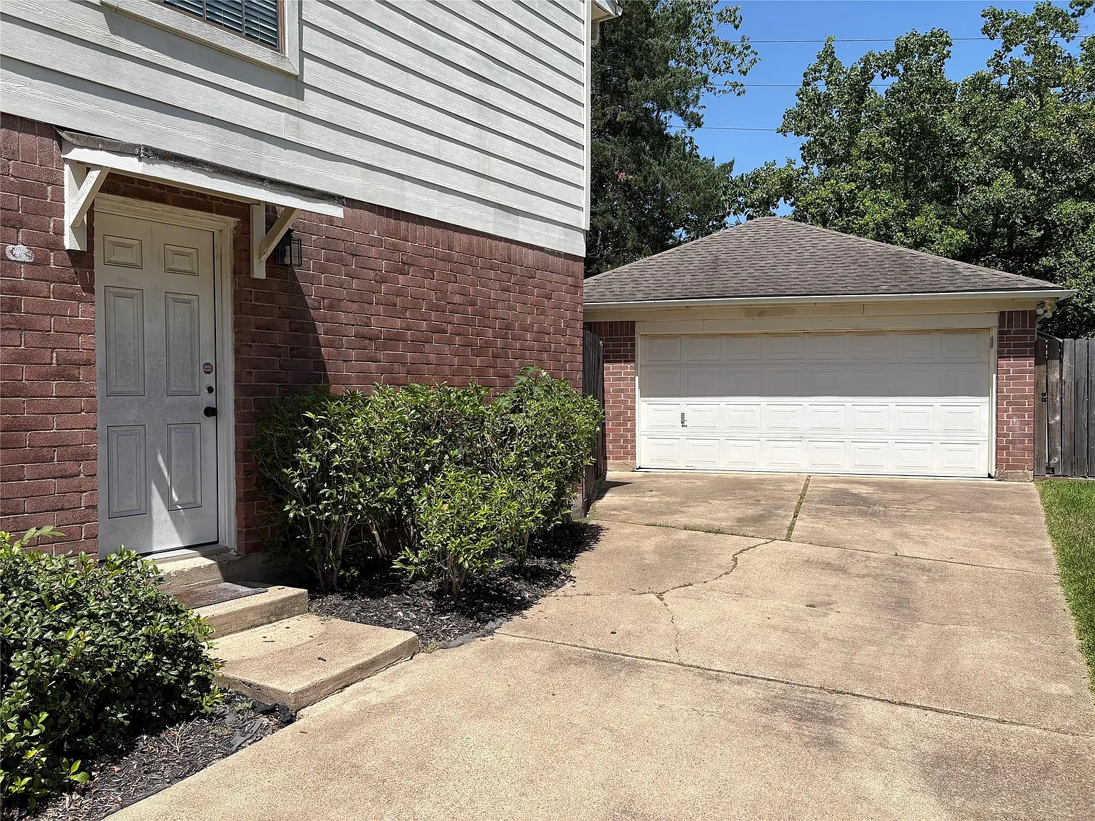 4 bed, 2.5 bath, 2586 sqft, $2,390 — Photo 2