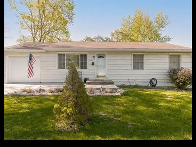 303 NE Orchard Dr — Photo 1