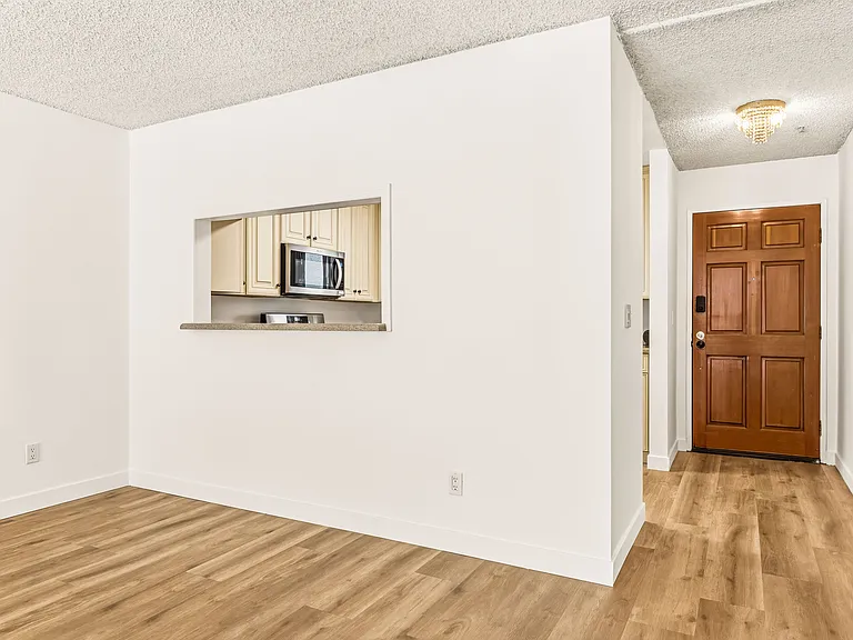 345 N Kenwood St #106 — Photo 2