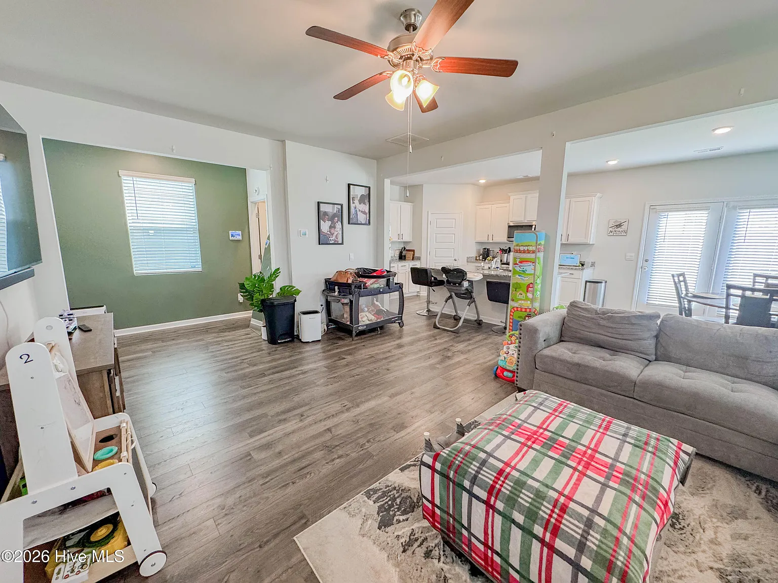 4 bed, 2.5 bath, 1976 sqft, $2,100 — Photo 3