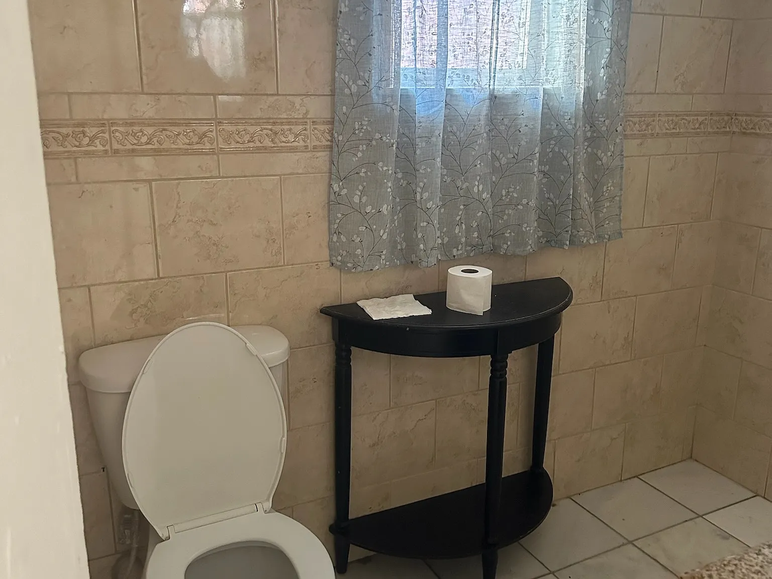 5 bed, 1396 sqft, $1,900 — Photo 2