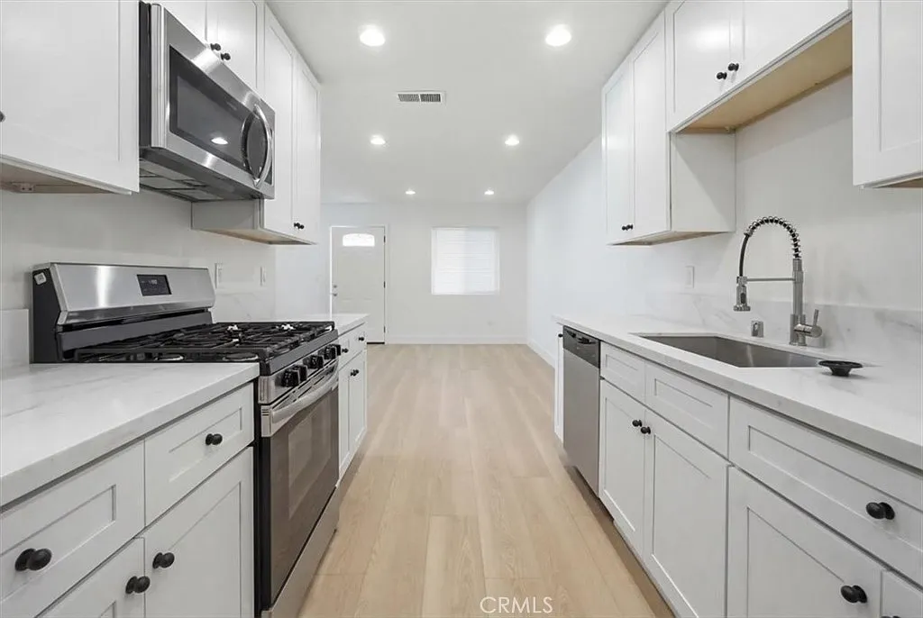 2 bed, 1060 sqft, $3,350 — Photo 3