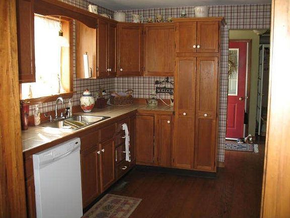3rd image of 8 Pineview Dr