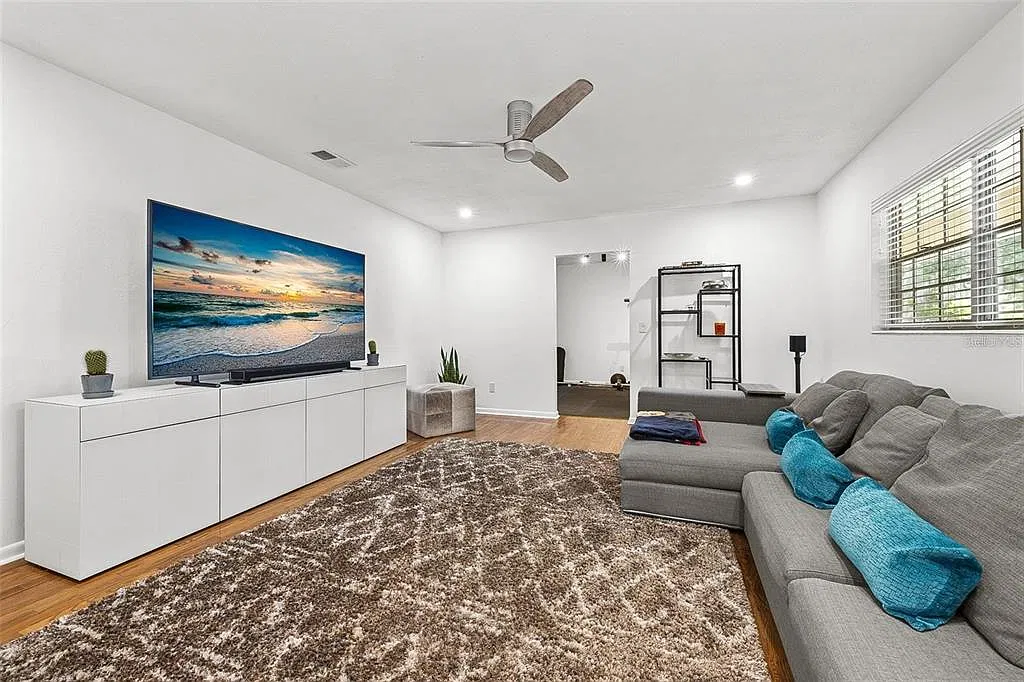 4 bed, 2.0 bath, 2112 sqft, $3,200 — Photo 4