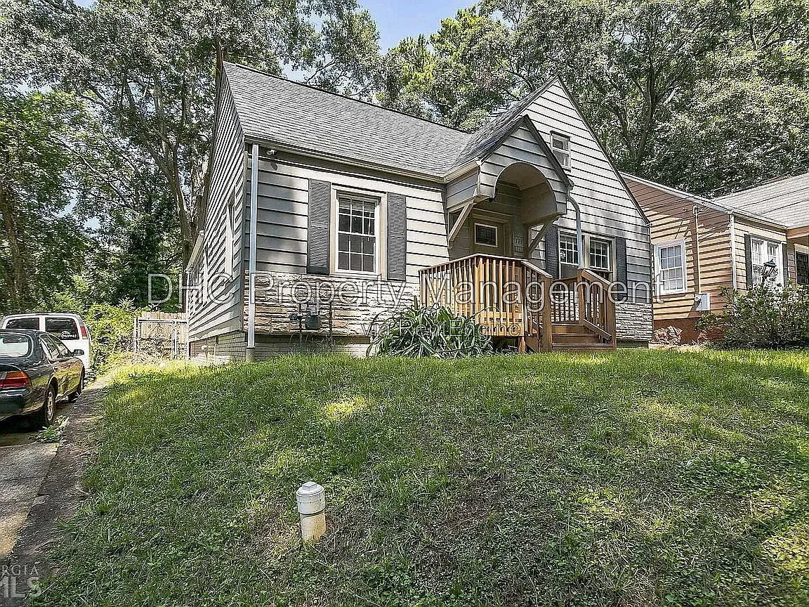 5 bed, 3.0 bath, 2100 sqft, $2,595 — Photo 2