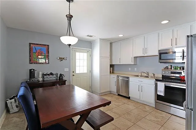 3 bed, 2.0 bath, 1350 sqft, $2,300 — Photo 3