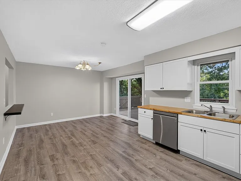 KItchen accsss to deck