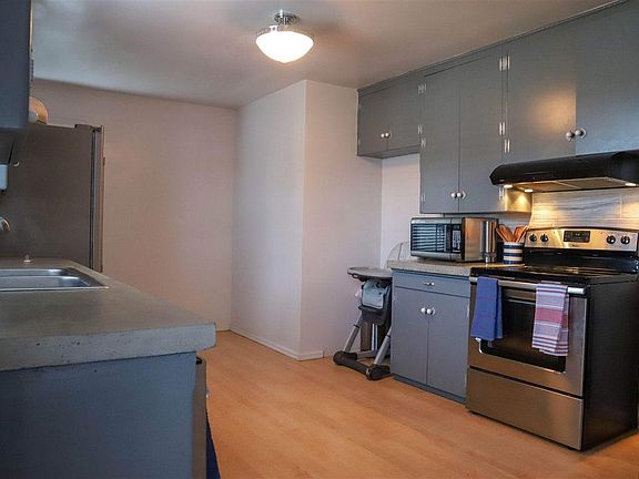 4th image of 218 E 1st Ave