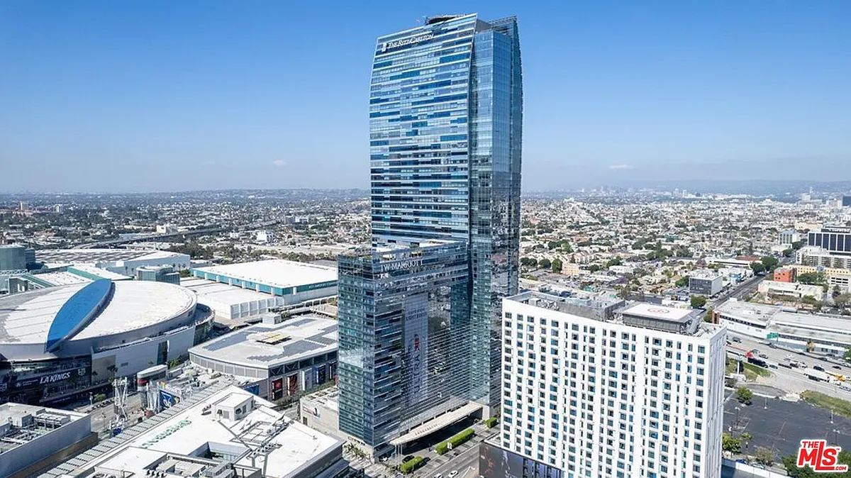 Building Photo - 900 W Olympic Blvd #32G