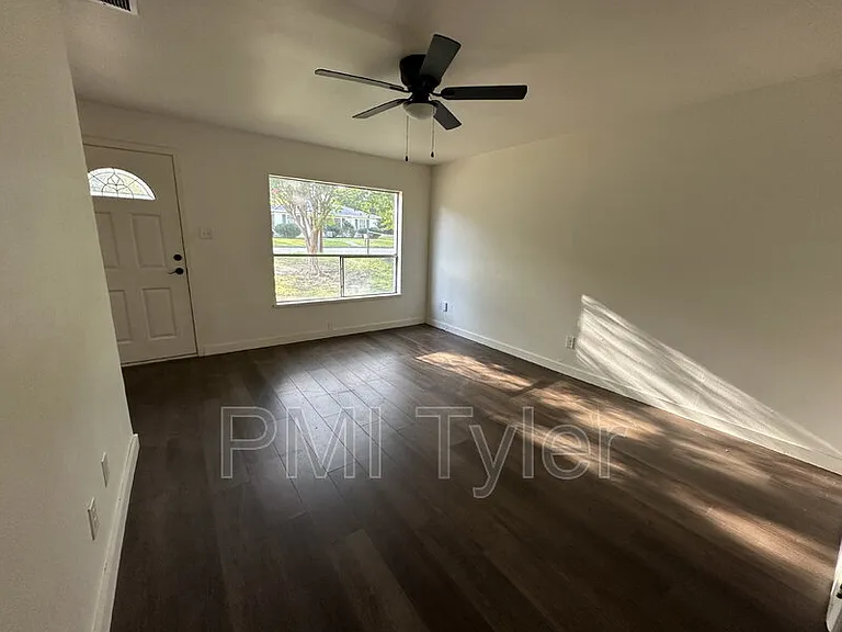 1538 N Hill Ave — Photo 12