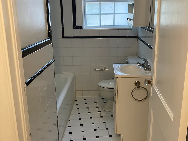 2751 Oak St — Photo 16