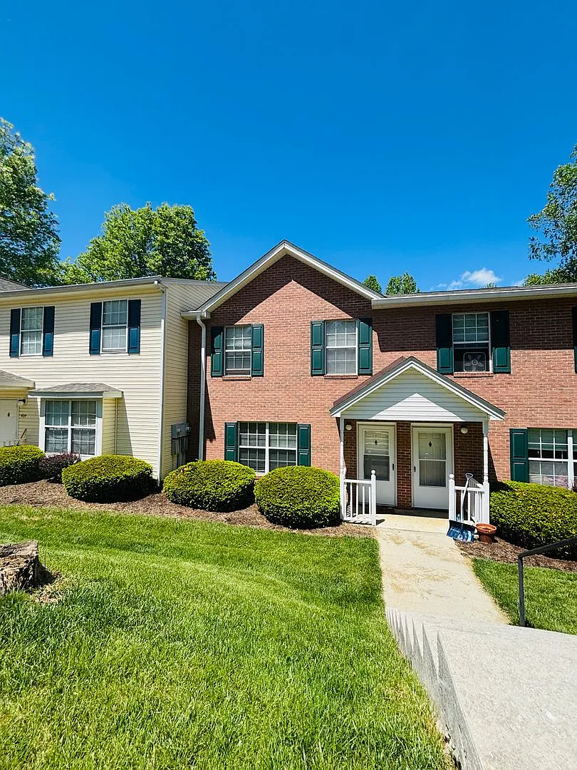 2 Bedroom, 2.5 Bath Townhouse — Photo 1