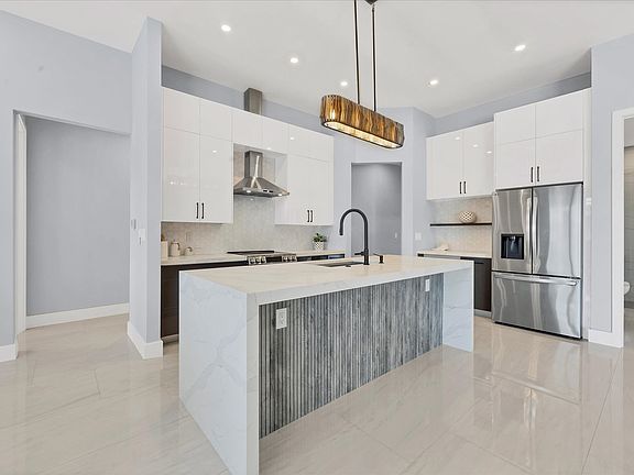 5th image of 1095 Rotonda Cir #1095
