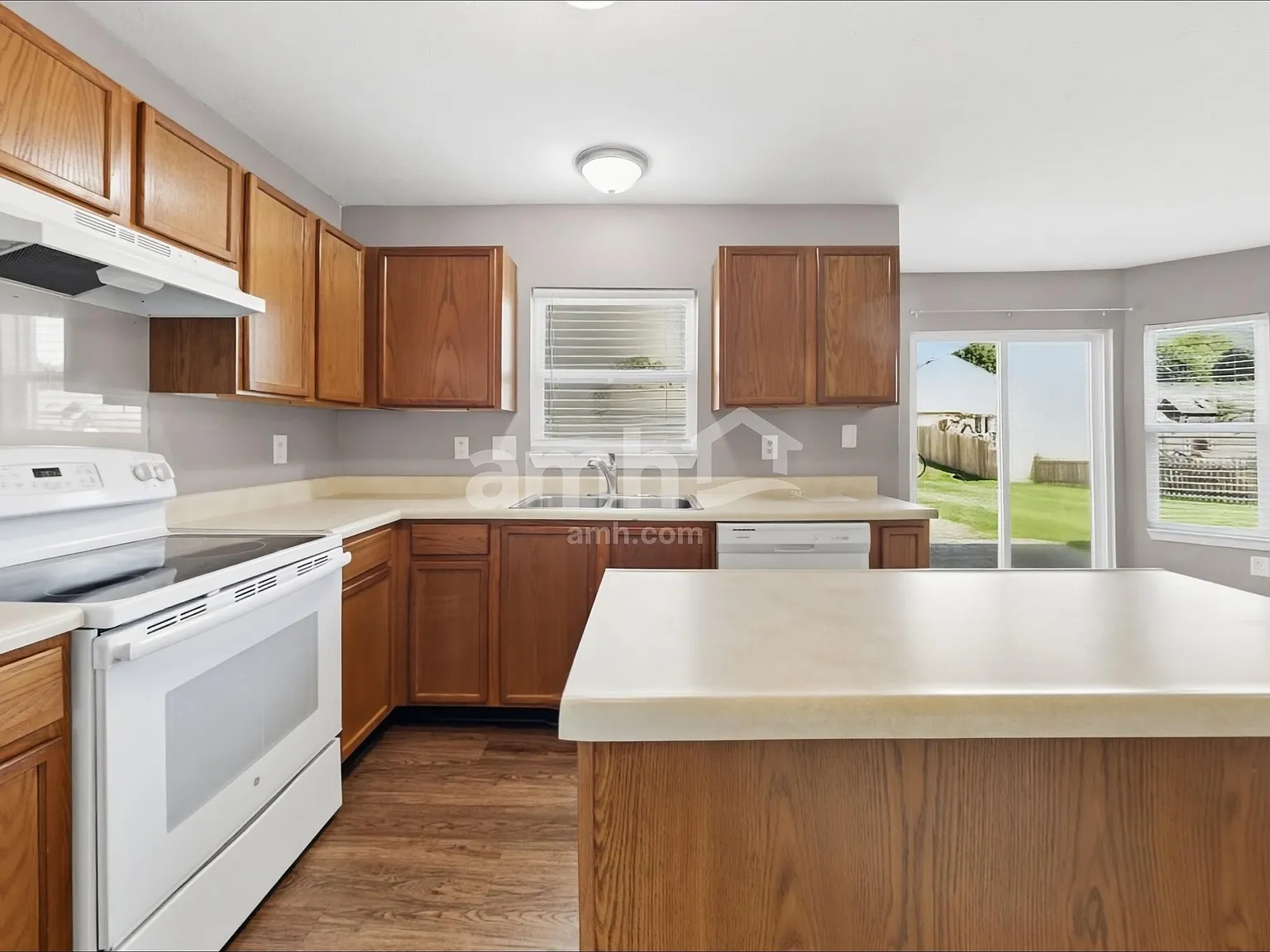 4 bed, 2.5 bath, 2084 sqft, $2,250 — Photo 3