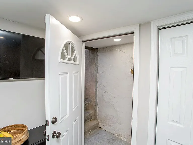 501 E Mount Airy Ave — Photo 24