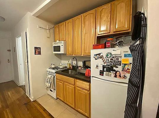 4th image of 27 Crooke Ave #2E