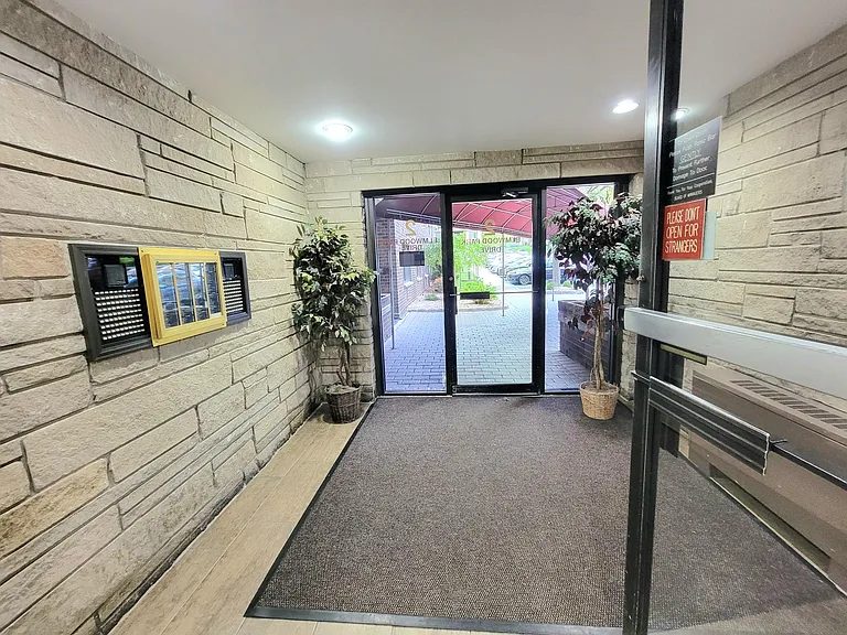 2 Elmwood Park Dr #322 — Photo 8