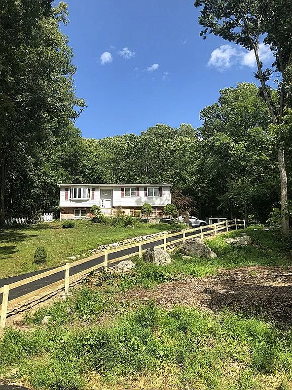 124 Nicholson Rd photo 1