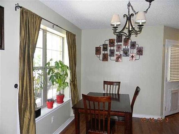 3rd image of 402 Park Pl