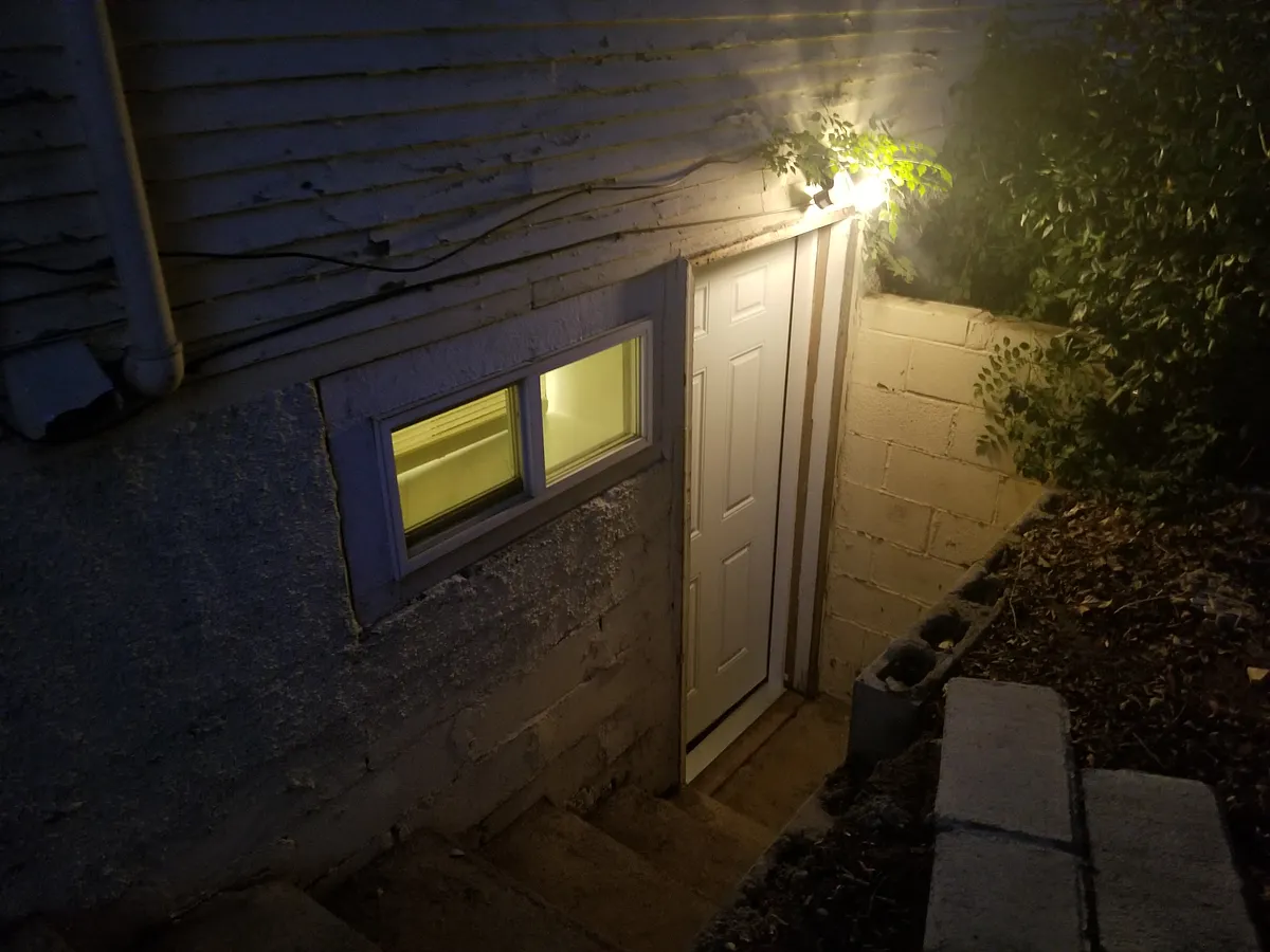 Building Photo - 2 bed, 1.0 bath, 840 sqft, $1,200