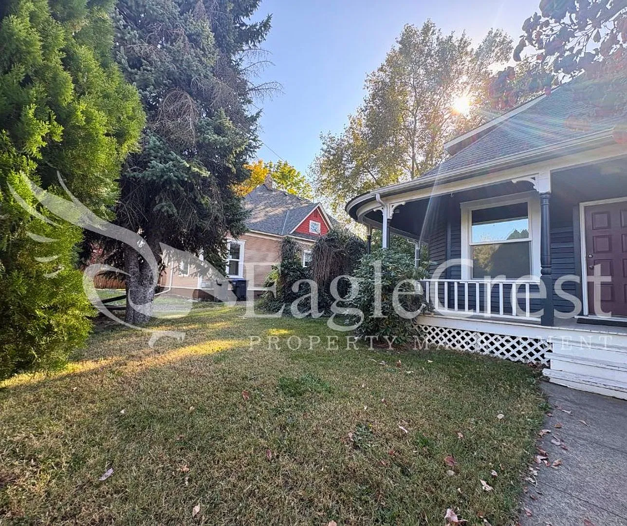 Beautifully Remodeled 3-Bedroom, 2-Bathroom Victorian-Style Home — Photo 3