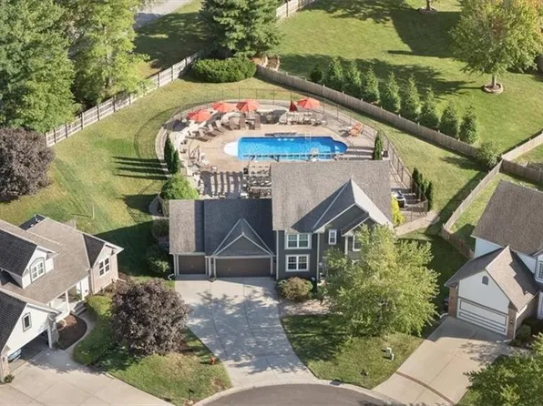 1406 NE Hunters Ct, Blue Springs, MO 64014