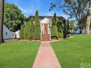 402 Ryders Ln, East Brunswick, NJ 08816