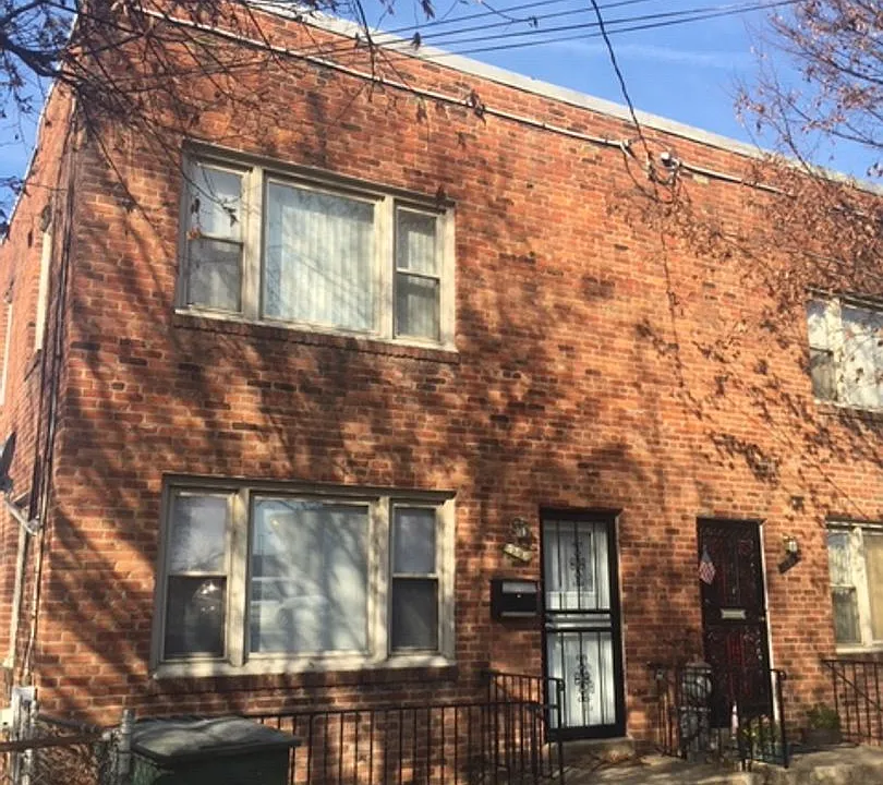 556 49th Pl NE