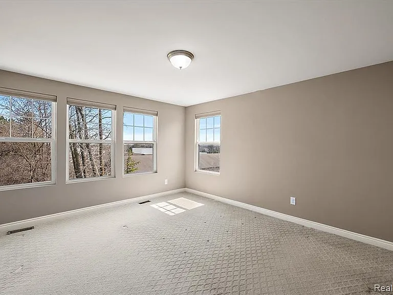2877 Hartwick Dr — Photo 34