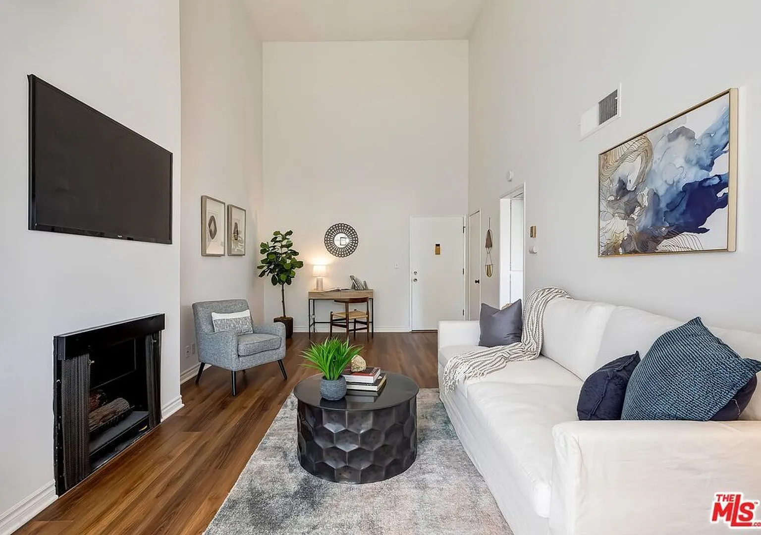 Beautiful 1 bed 3rd floor (top) condo in lakeside community in Culver City — Photo 2