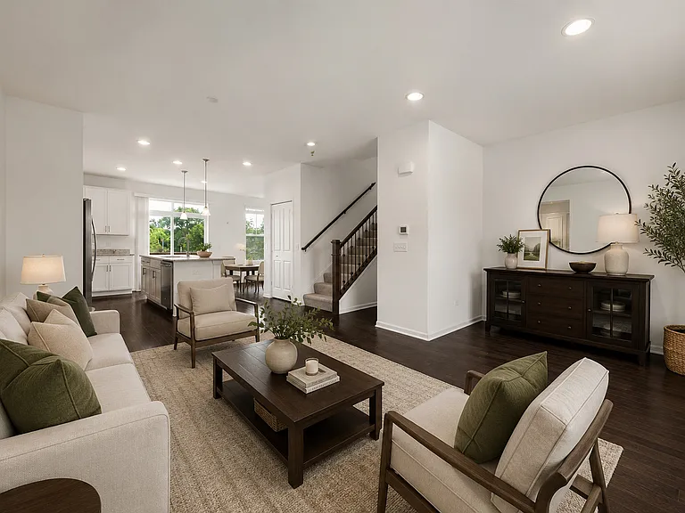 821 W Chase Ln — Photo 6