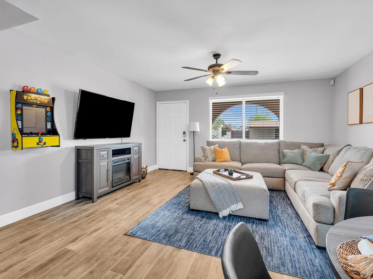 3 bed, 1140 sqft, $2,475 — Photo 1