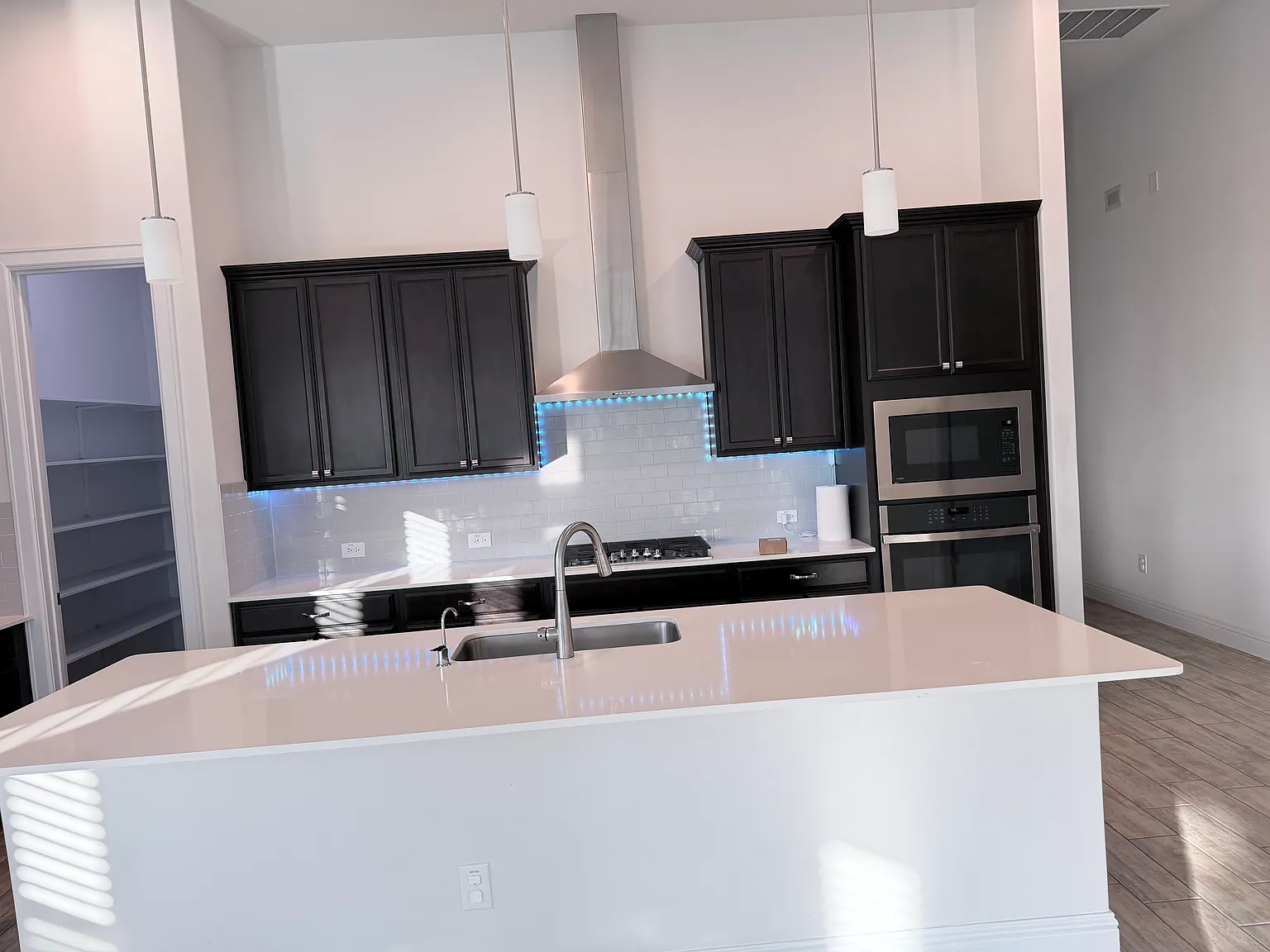 4 bed, 2105 sqft, $2,750 — Photo 2
