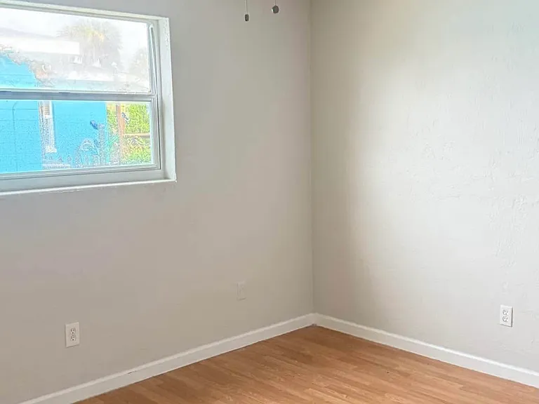 10 Sunset Blvd — Photo 21